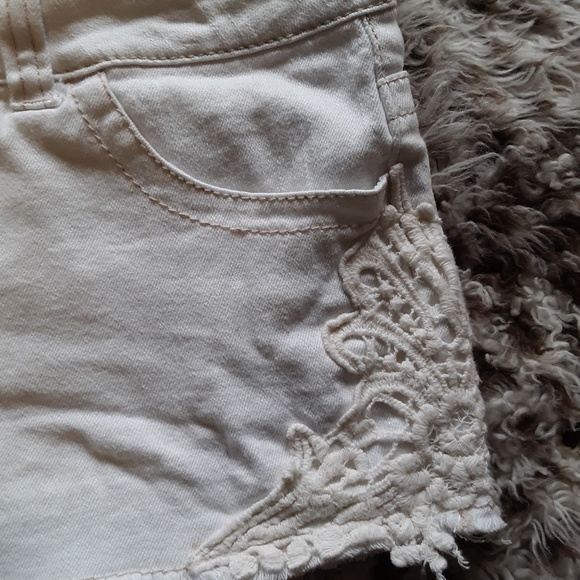 White Embroidered Distressed w/Lace Jean Short - Picture 3 of 5